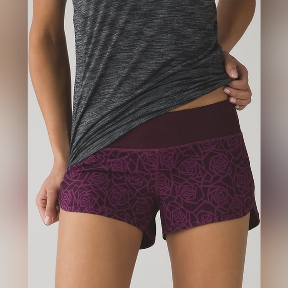 Lululemon Athletica Women’s Running Shorts White Stretch Zip Pocket Size 2 - Picture 1 of 6